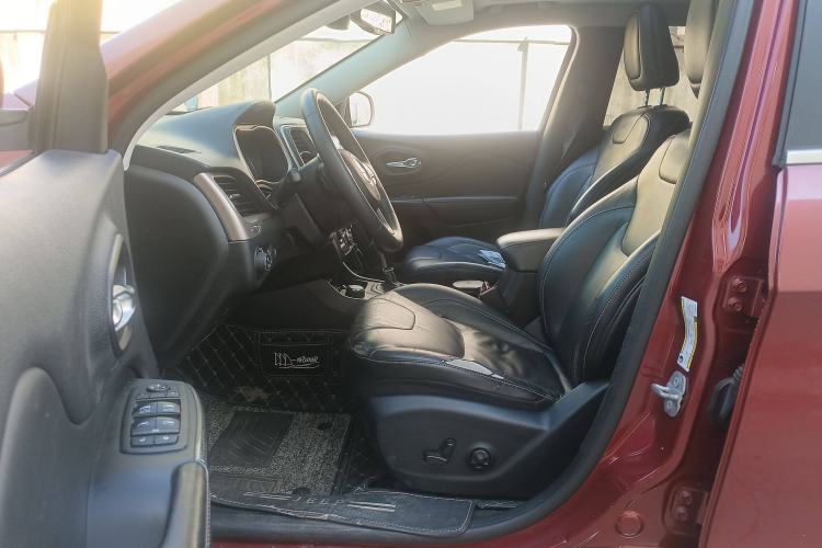Used Jeep Cherokee 2014 2.4L Luxury Edition Interior 3