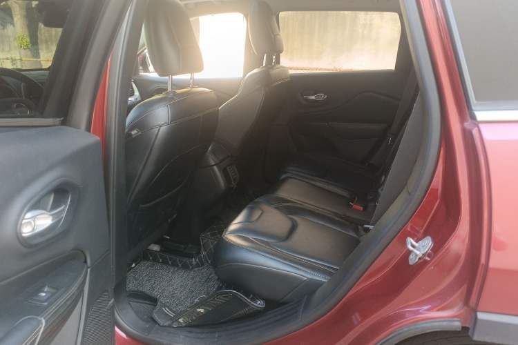 Used Jeep Cherokee 2014 2.4L Luxury Edition Interior 4