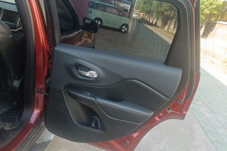 Used Jeep Cherokee 2014 2.4L Luxury Edition Interior 6