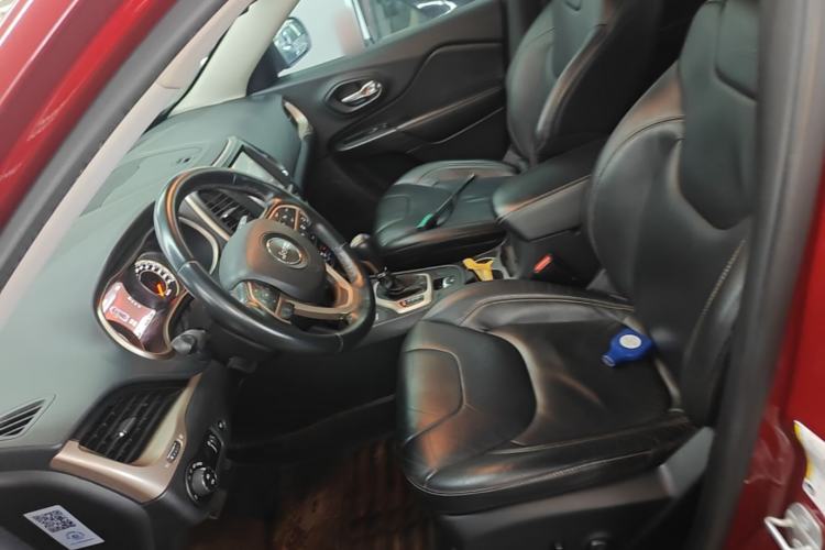 Used Jeep Cherokee 2014 2.4L Luxury Edition Left Front Seat