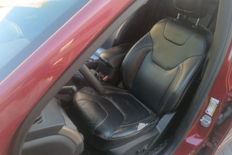 Used Jeep Cherokee 2014 2.4L Luxury Edition Left Front Seat