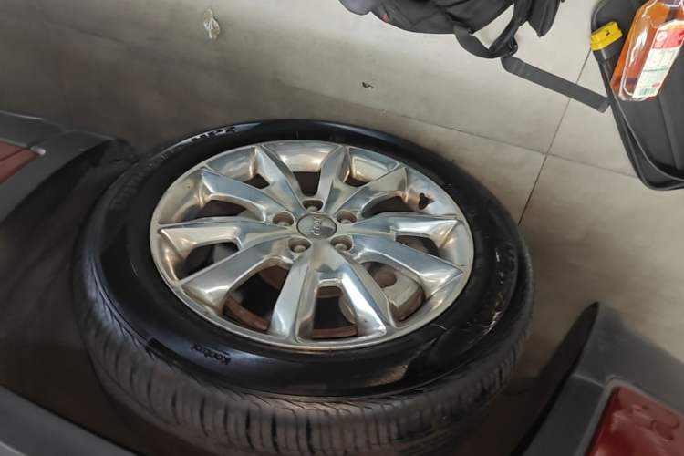 Used Jeep Cherokee 2014 2.4L Luxury Edition Left Front Wheel Hub
