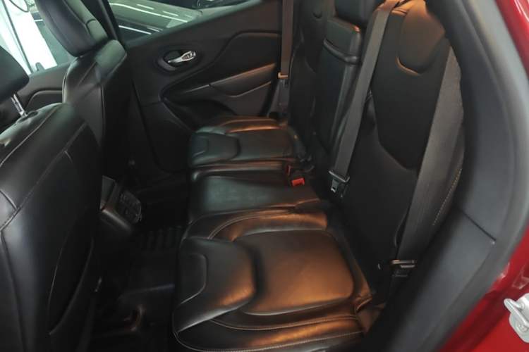 Used Jeep Cherokee 2014 2.4L Luxury Edition Left Rear Seat