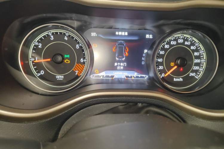 Used Jeep Cherokee 2014 2.4L Luxury Edition Odometer Close Up