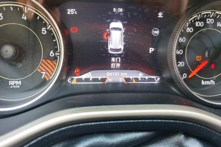 Used Jeep Cherokee 2014 2.4L Luxury Edition Odometer Close Up