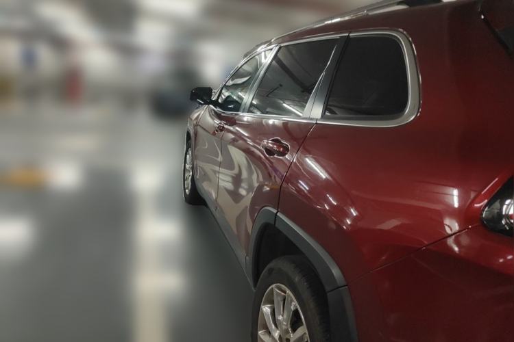 Used Jeep Cherokee 2014 2.4L Luxury Edition Rear Left 45 Deg