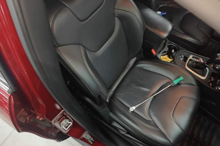 Used Jeep Cherokee 2014 2.4L Luxury Edition Right Front Seat