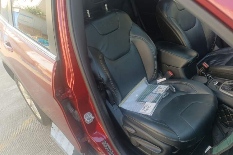 Used Jeep Cherokee 2014 2.4L Luxury Edition Right Front Seat