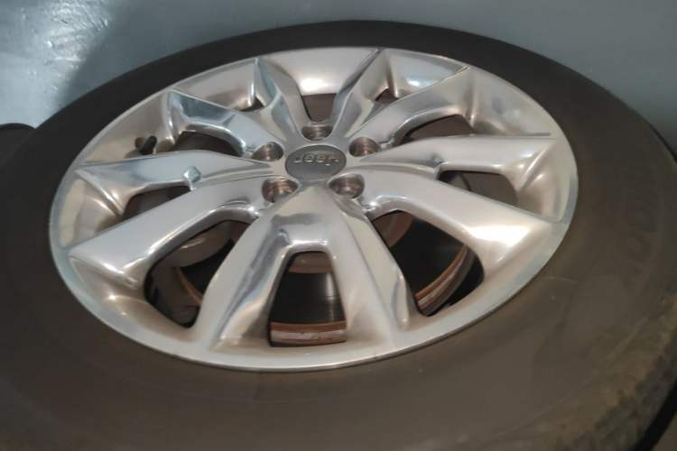 Used Jeep Cherokee 2014 2.4L Luxury Edition Right Front Wheel Hub