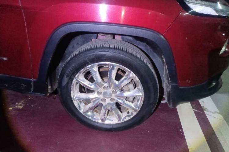 Used Jeep Cherokee 2014 2.4L Luxury Edition Right Front Wheel Hub