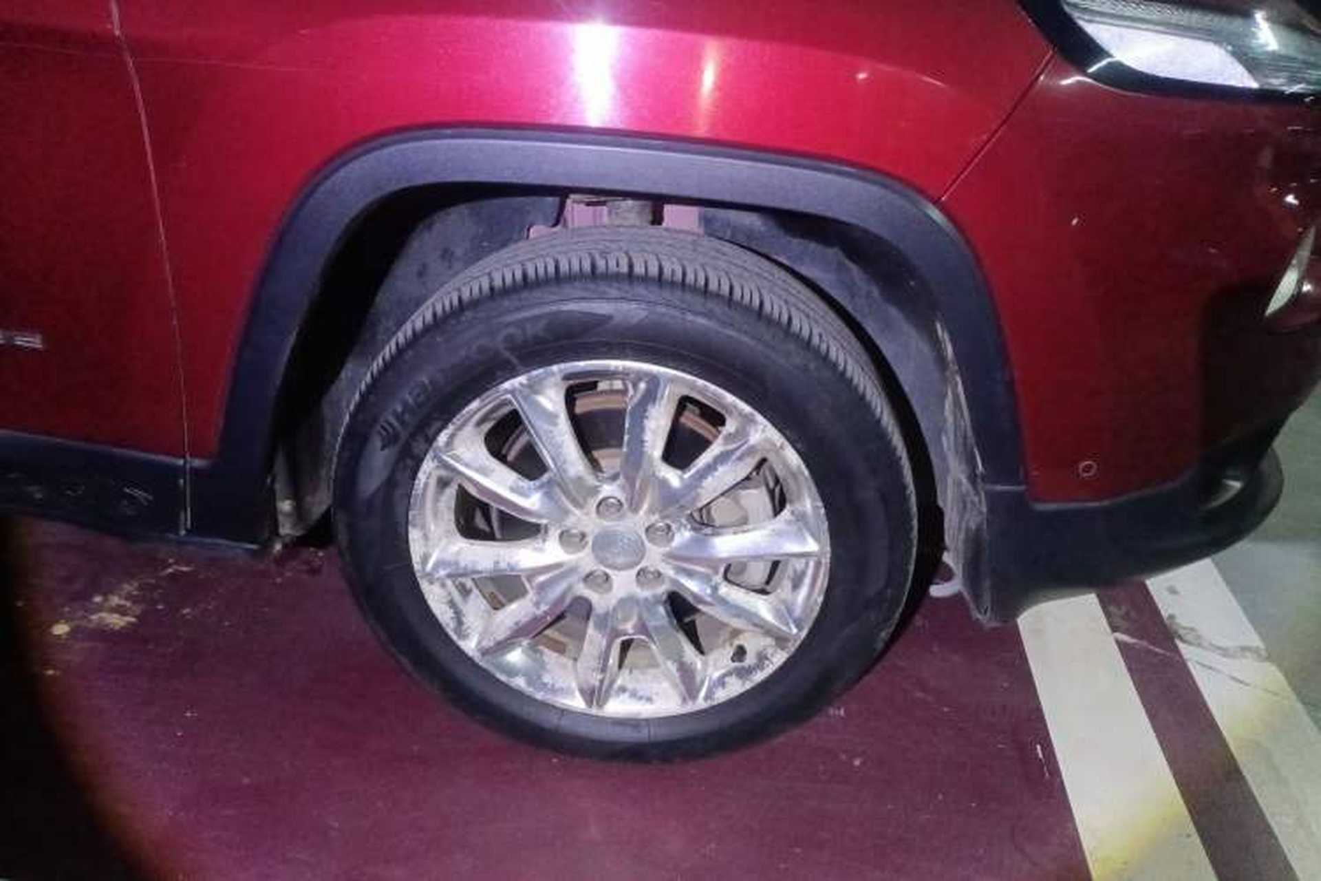 Used Jeep Cherokee 2014 2.4L Luxury Edition Right Front Wheel Hub