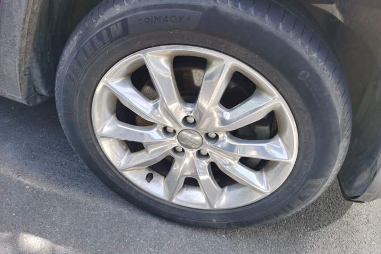 Used Jeep Cherokee 2014 2.4L Luxury Edition Right Front Wheel Hub