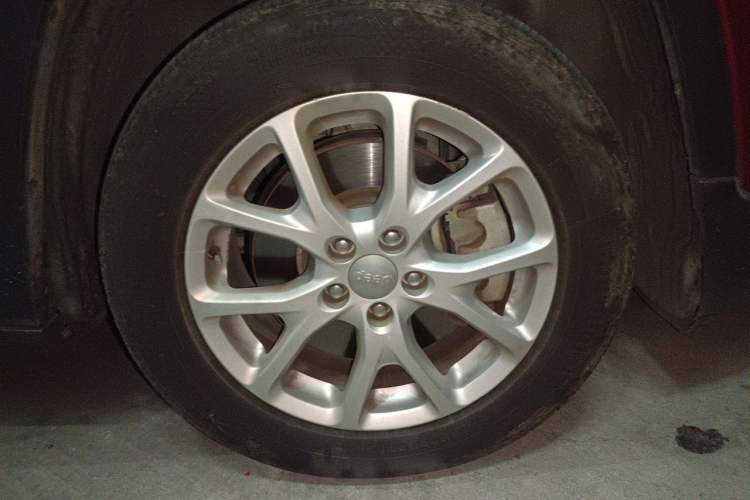 Used Jeep Cherokee 2014 2.4L Urban Edition Right Front Wheel Hub