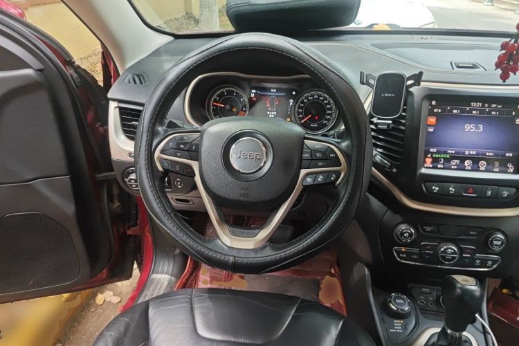 Used Jeep Cherokee 2014 2.4L Luxury Edition Steering Wheel