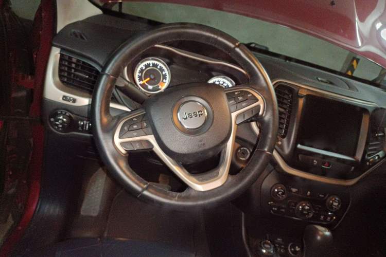 Used Jeep Cherokee 2014 2.4L Urban Edition Steering Wheel