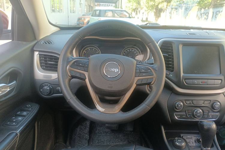 Used Jeep Cherokee 2014 2.4L Luxury Edition Steering Wheel