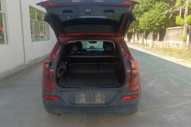 Used Jeep Cherokee 2014 2.4L Luxury Edition Trunk