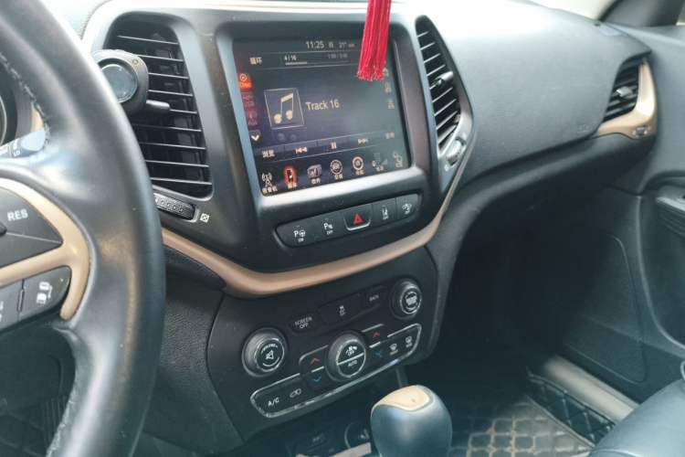 Used Jeep Cherokee 2014 2.4L Luxury Edition Audio And AC Panel