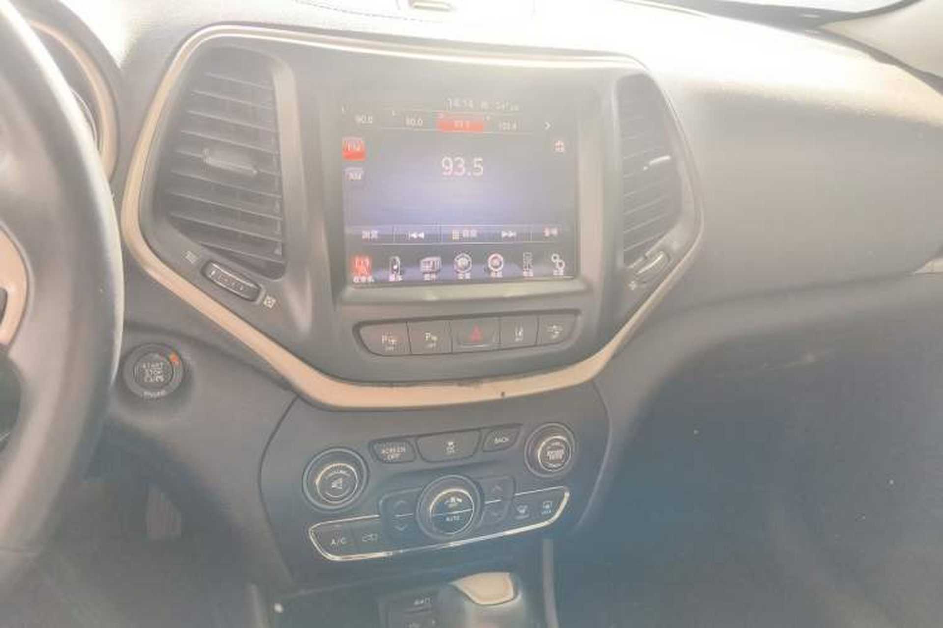 Used Jeep Cherokee 2014 2.4L Luxury Edition Audio And AC Panel