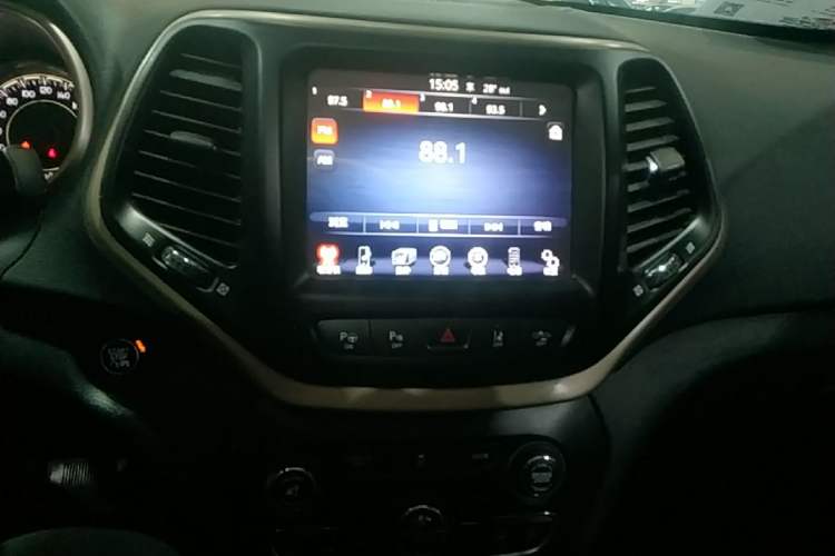 Used Jeep Cherokee 2014 2.4L Luxury Edition Audio And AC Panel