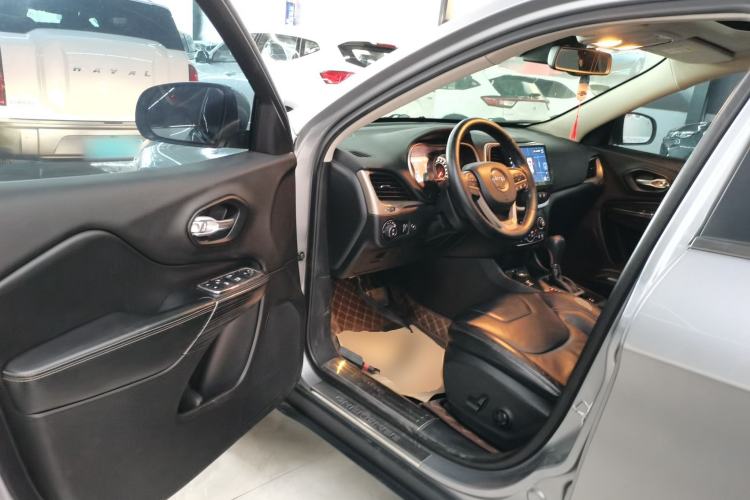 Used Jeep Cherokee 2014 2.4L Luxury Edition Driver Seat