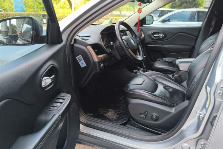 Used Jeep Cherokee 2014 2.4L Luxury Edition Driver Seat
