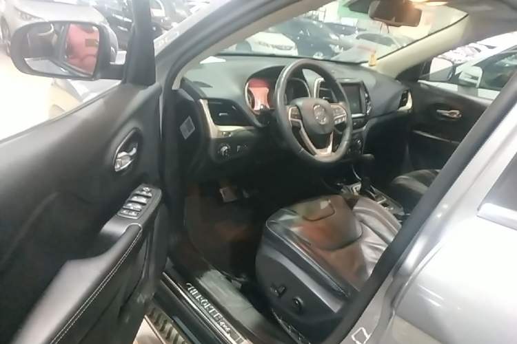 Used Jeep Cherokee 2014 2.4L Luxury Edition Driver Seat