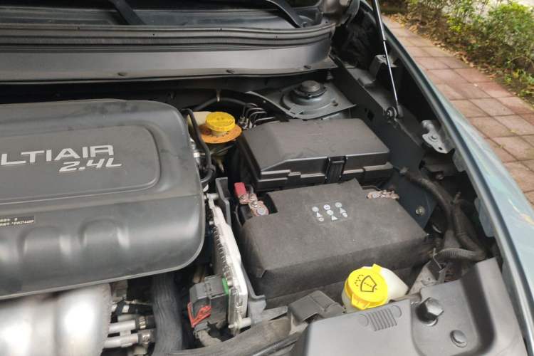 Used Jeep Cherokee 2014 2.4L High-Performance Version Engine Bay Left
