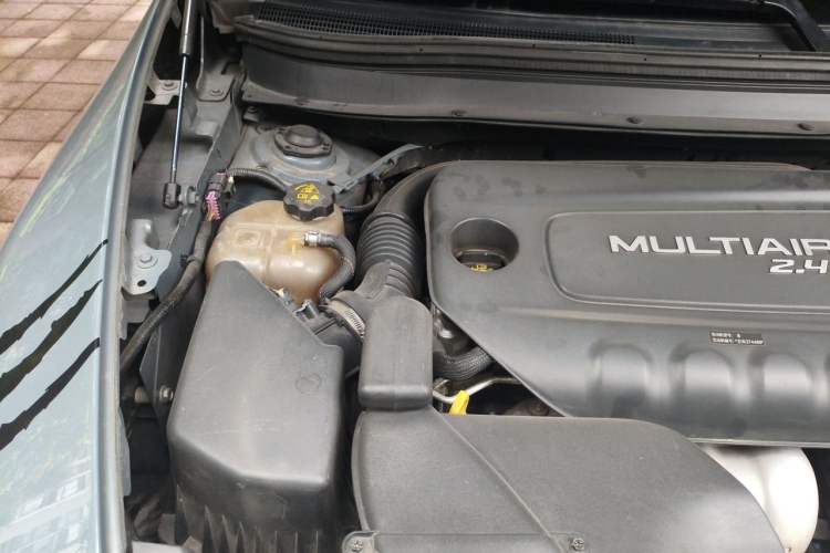 Used Jeep Cherokee 2014 2.4L High-Performance Version Engine Bay Right