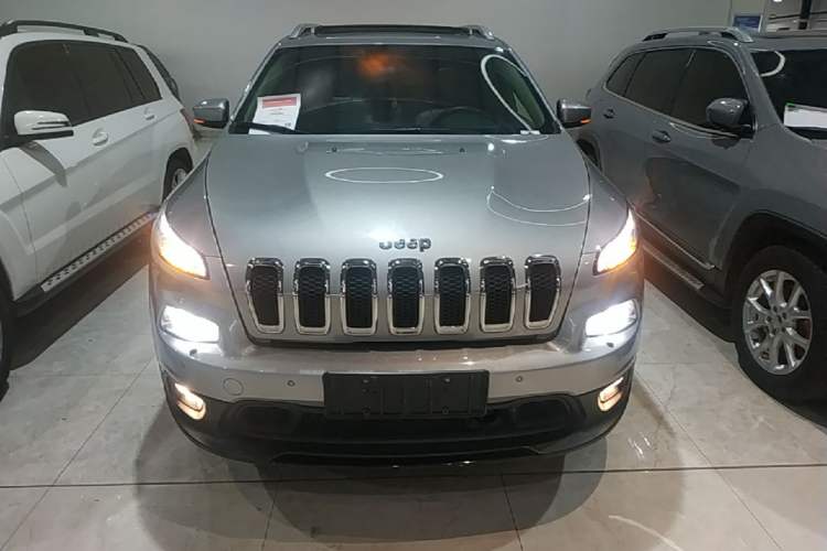 Used Jeep Cherokee 2014 2.4L Luxury Edition Front