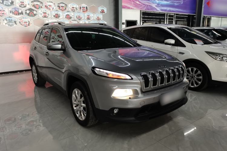 Used Jeep Cherokee 2014 2.4L Luxury Edition Front Right 45 Deg