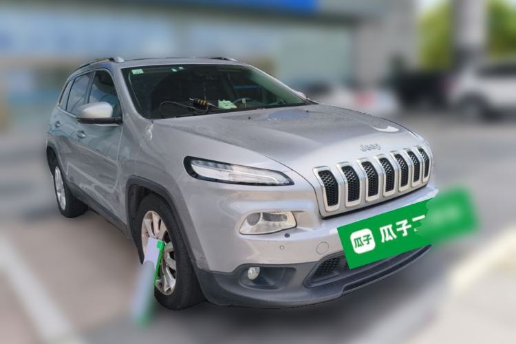 Used Jeep Cherokee 2014 2.4L Luxury Edition Front Right 45 Deg