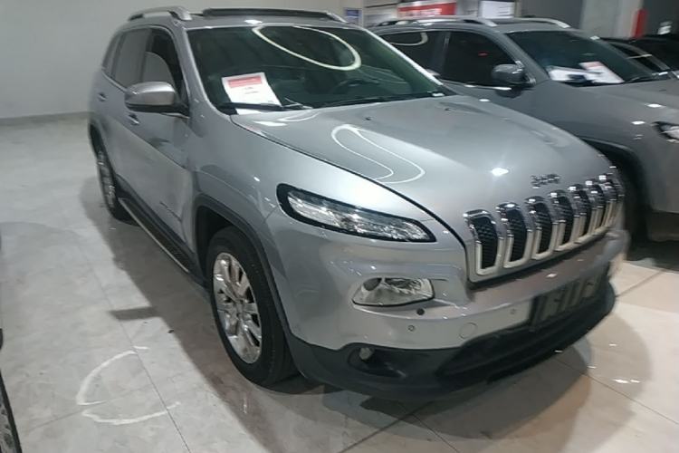 Used Jeep Cherokee 2014 2.4L Luxury Edition Front Right 45 Deg