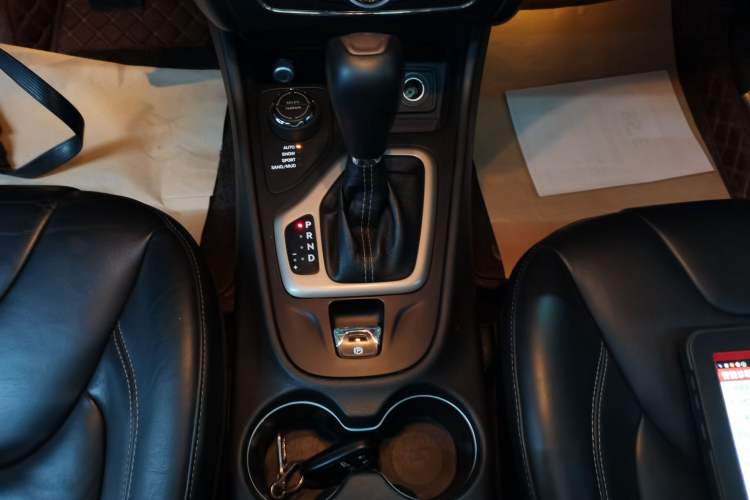 Used Jeep Cherokee 2014 2.4L Luxury Edition Gear Lever