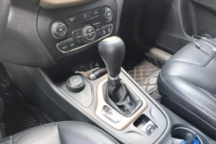Used Jeep Cherokee 2014 2.4L Luxury Edition Gear Lever