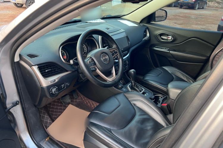 Used Jeep Cherokee 2014 2.4L Luxury Edition Interior 2