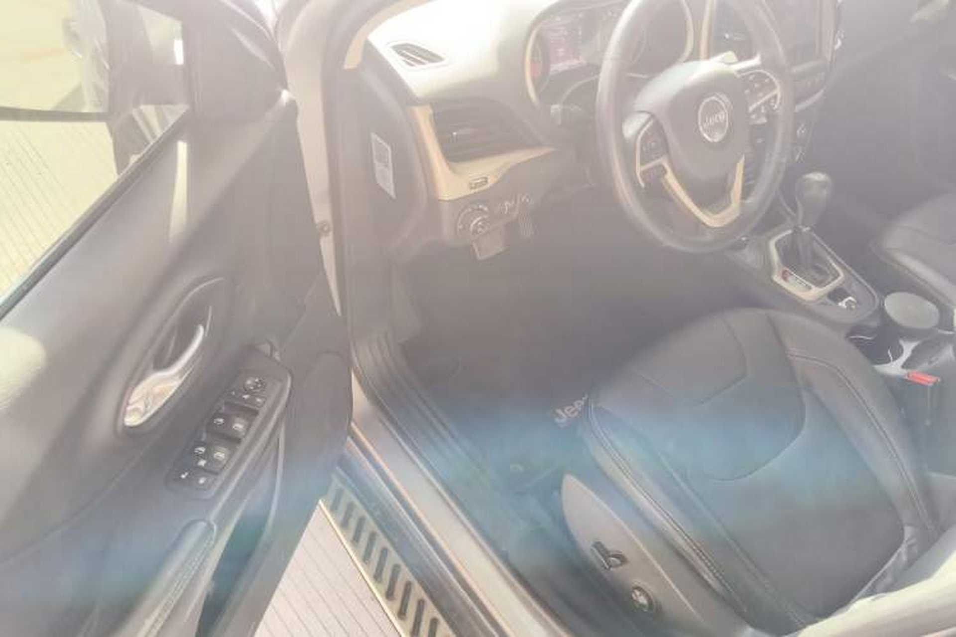Used Jeep Cherokee 2014 2.4L Luxury Edition Interior 3