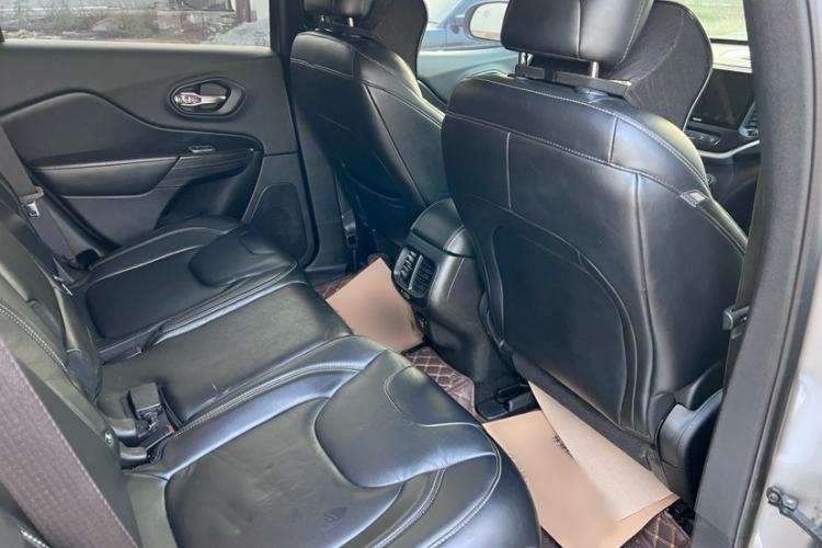 Used Jeep Cherokee 2014 2.4L Luxury Edition Interior 3