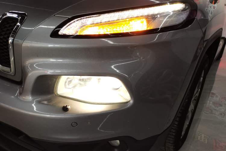 Used Jeep Cherokee 2014 2.4L Luxury Edition Left Front Headlight
