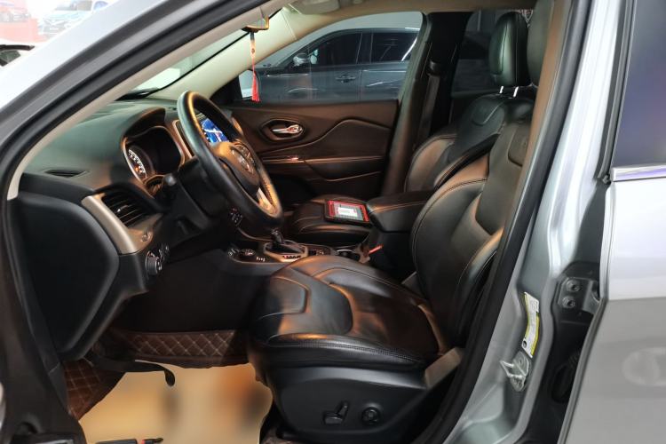 Used Jeep Cherokee 2014 2.4L Luxury Edition Left Front Seat