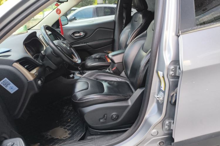 Used Jeep Cherokee 2014 2.4L Luxury Edition Left Front Seat