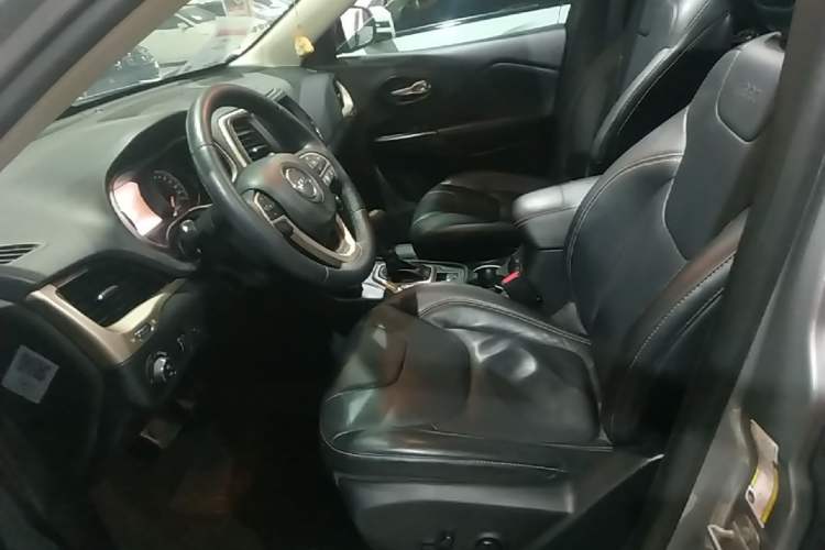 Used Jeep Cherokee 2014 2.4L Luxury Edition Left Front Seat