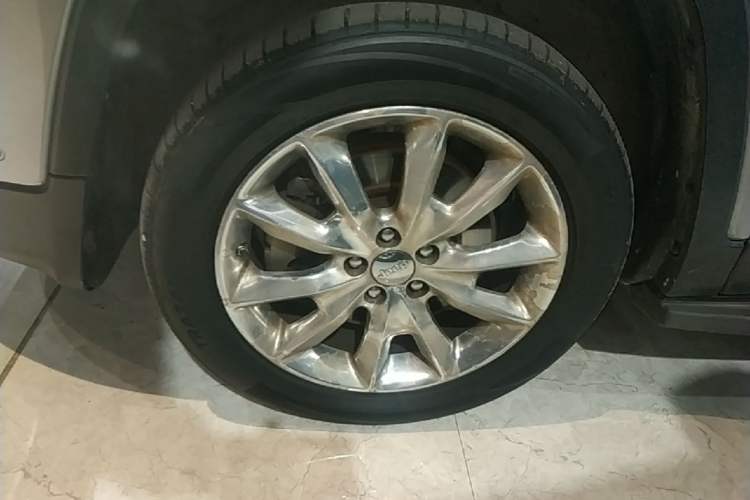 Used Jeep Cherokee 2014 2.4L Luxury Edition Left Front Wheel Hub