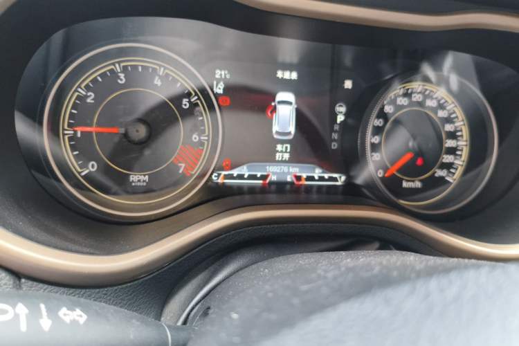 Used Jeep Cherokee 2014 2.4L Luxury Edition Odometer Close Up