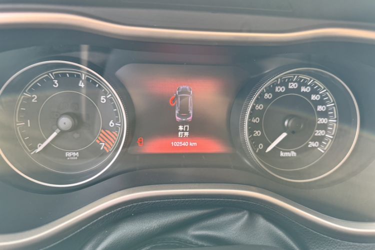 Used Jeep Cherokee 2014 2.4L Luxury Edition Odometer Close Up
