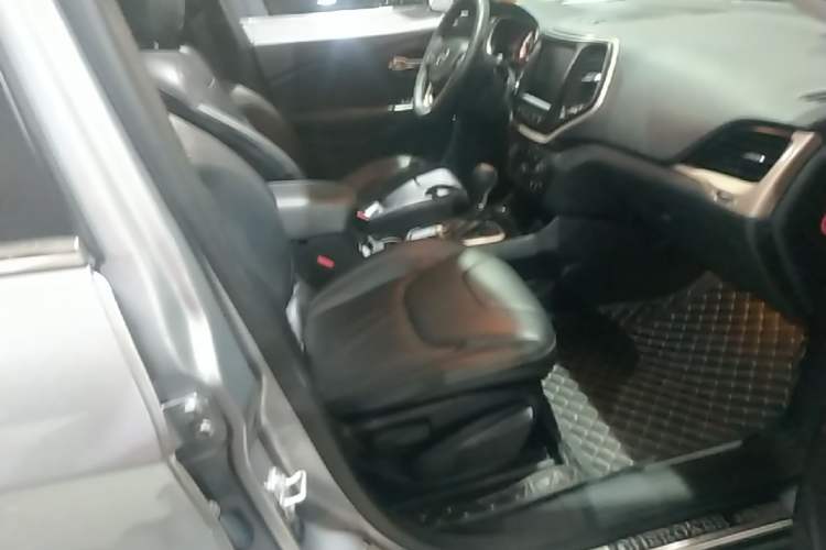 Used Jeep Cherokee 2014 2.4L Luxury Edition Right Front Seat