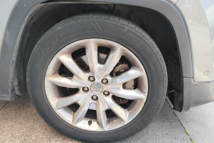 Used Jeep Cherokee 2014 2.4L Luxury Edition Right Front Wheel Hub