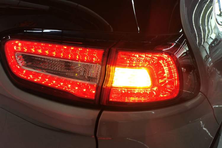 Used Jeep Cherokee 2014 2.4L Luxury Edition Right Rear Taillight