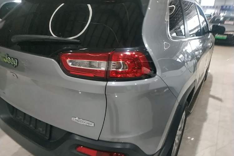 Used Jeep Cherokee 2014 2.4L Luxury Edition Right Rear Taillight