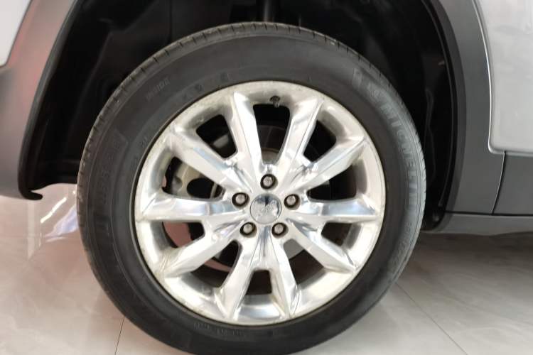Used Jeep Cherokee 2014 2.4L Luxury Edition Right Rear Wheel Hub